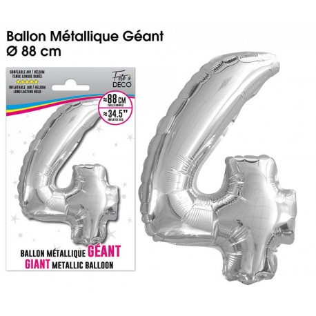 Riesiger metallisch-silberner Ballon mit der Zahl 4