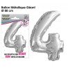 Riesiger metallisch-silberner Ballon mit der Zahl 4