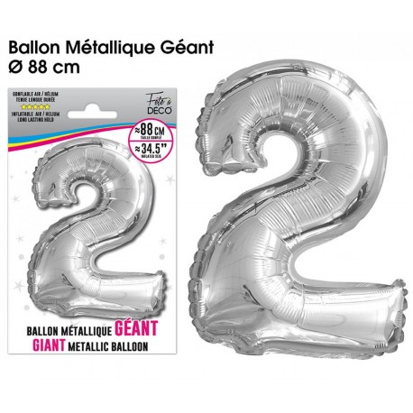 Riesiger metallisch-silberner Ballon mit der Zahl 2