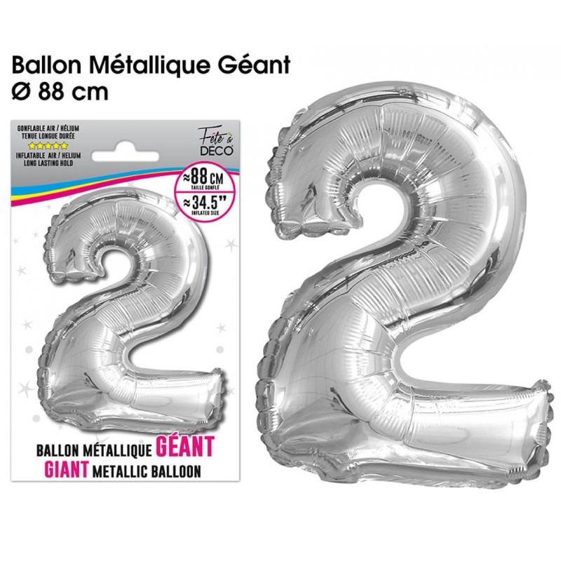 Riesiger metallisch-silberner Ballon mit der Zahl 2