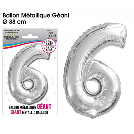 Riesiger metallisch-silberner Ballon mit der Zahl 6