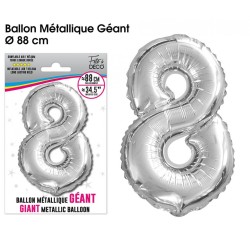 Riesiger Metallball in Silber in Form der Zahl 8