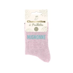 Ces chaussettes roses à paillettes avec la mention "Mignonne" en bleu sont la garantie de passer un hiver bien au chaud.
