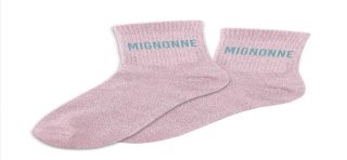 Ces chaussettes roses à paillettes avec la mention "Mignonne" en bleu sont la garantie de passer un hiver bien au chaud.