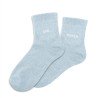 Ces chaussettes dépareillées bleues à paillettes avec les mentions "Girl" et "Power" en blanc