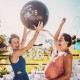 Riesiger schwarzer Ballon, Ø 60 cm, mit rosa Konfetti